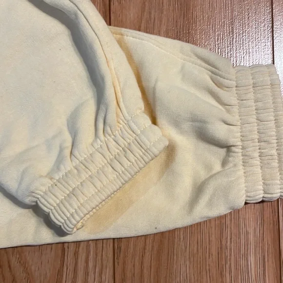 67% recycled material. Light yellow sweat pants, H&M divided. - Picture 5 of 5